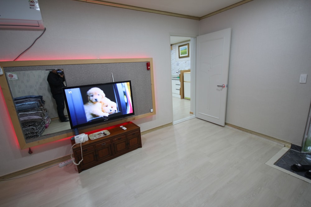 Family Room, 2 Bedrooms (Ondol (Two Rooms)) photo 1