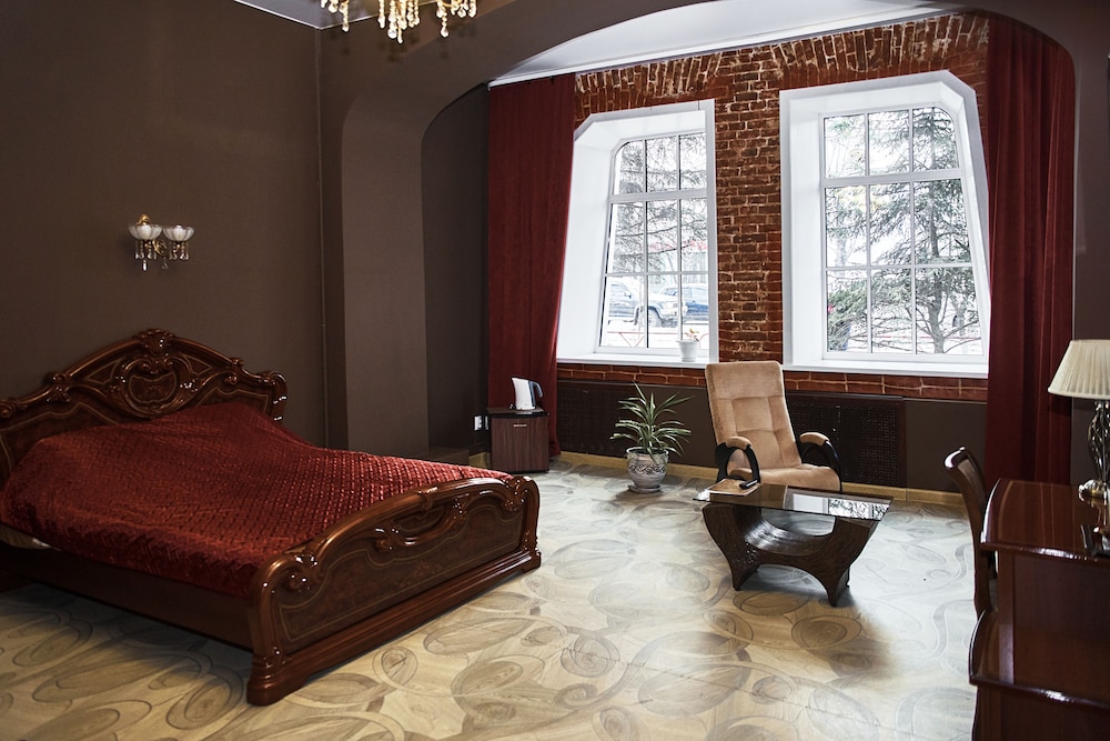 Basic Suite, 1 King Bed, Non Smoking photo 1