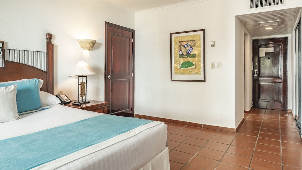 Deluxe Room, Pool View