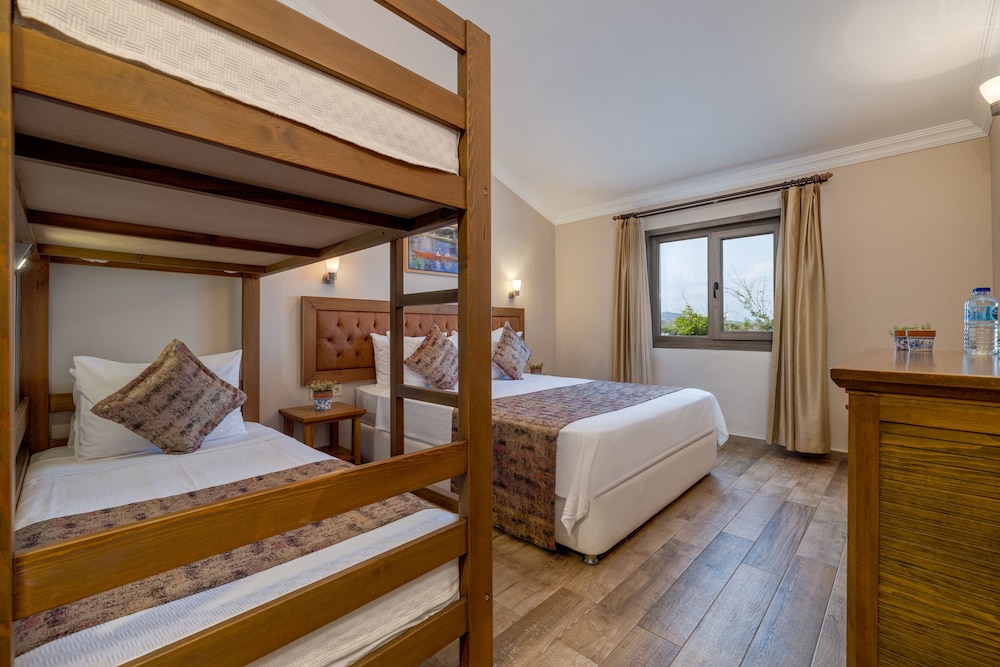 Standard Quadruple Room, Multiple Beds, Garden View