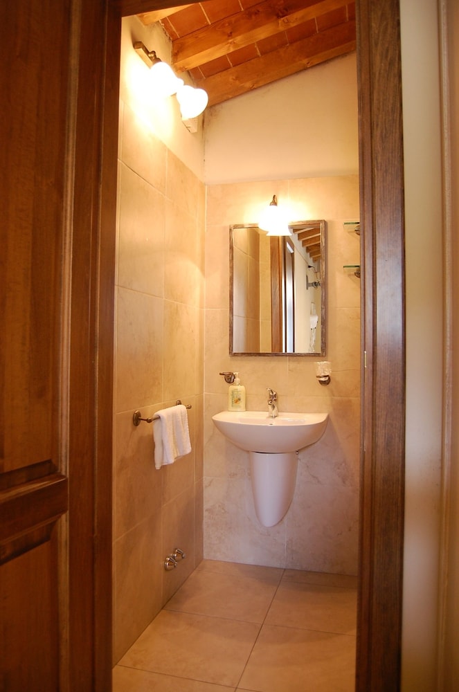 Standard Triple Room, Private Bathroom photo 3