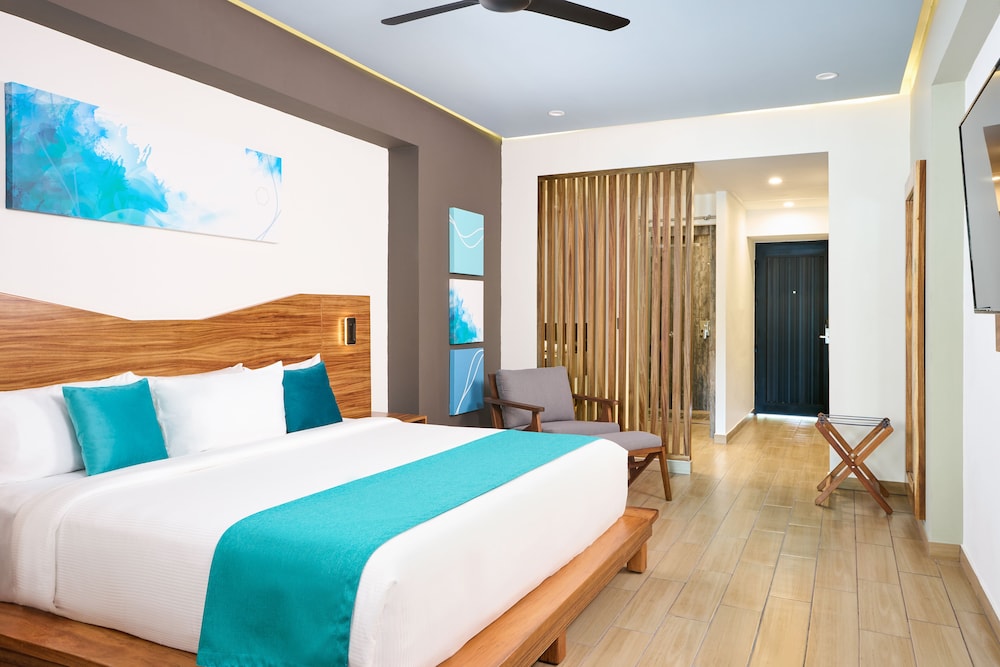 Deluxe King Size Partial Lagoon View - Photo 3