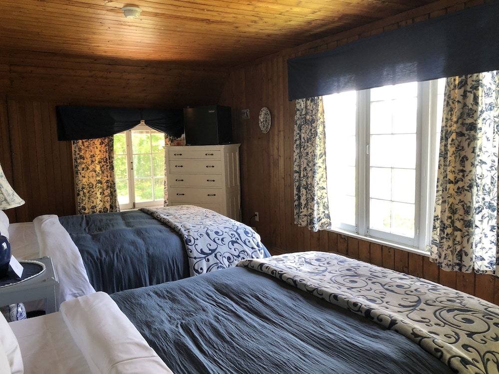 Classic Room, 2 Double Beds, Sea View (Pat & Bob)