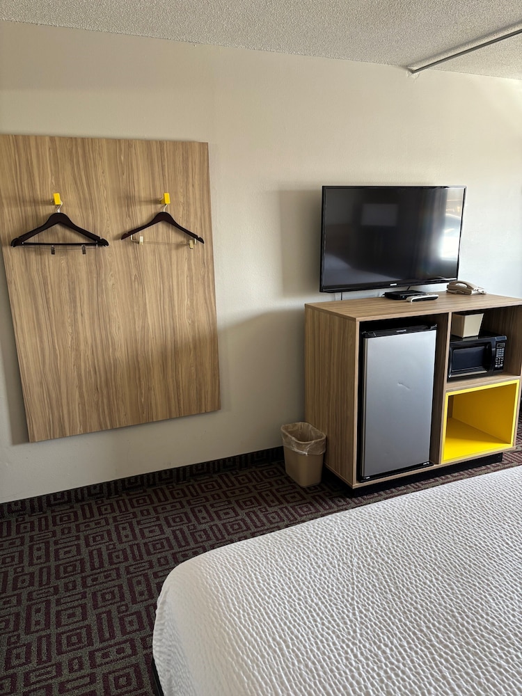 Room, 1 King Bed, Non Smoking - Photo 3