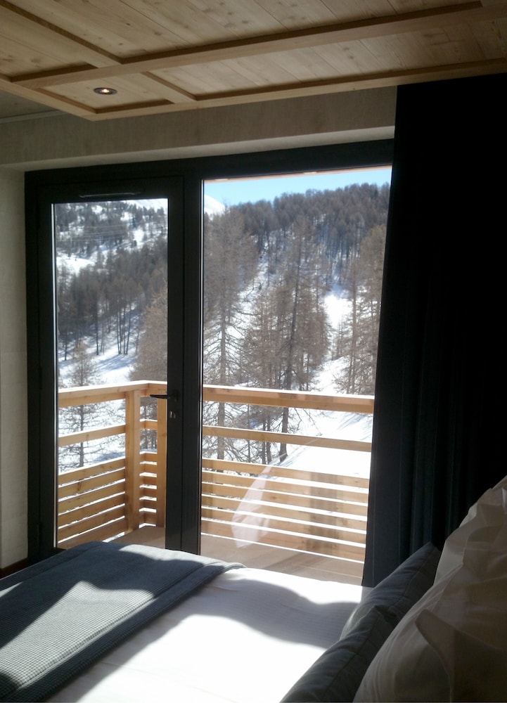 Classic Double Room, 1 Queen Bed, Balcony, Mountain View photo 2