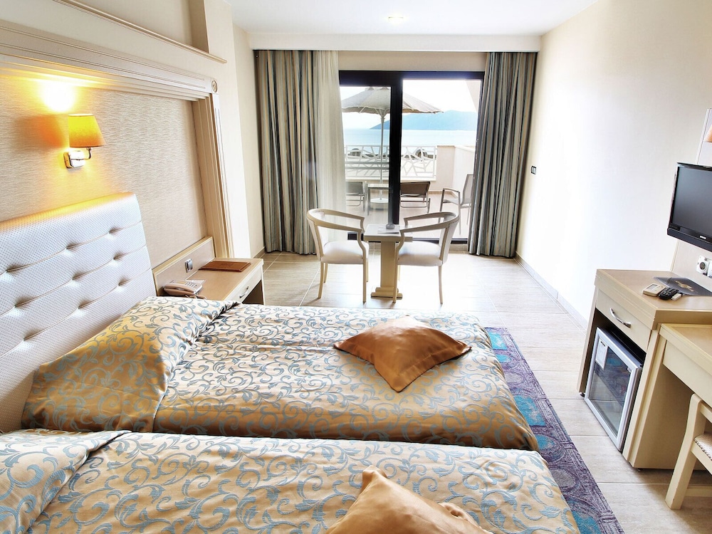 Deluxe Room, Sea View - Photo 4