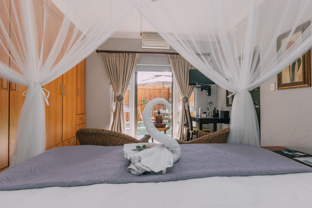 Lavender Room - Standard King photo 3