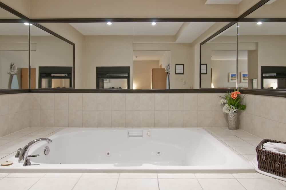 Suite, 1 King Bed, Jetted Tub - Photo 6