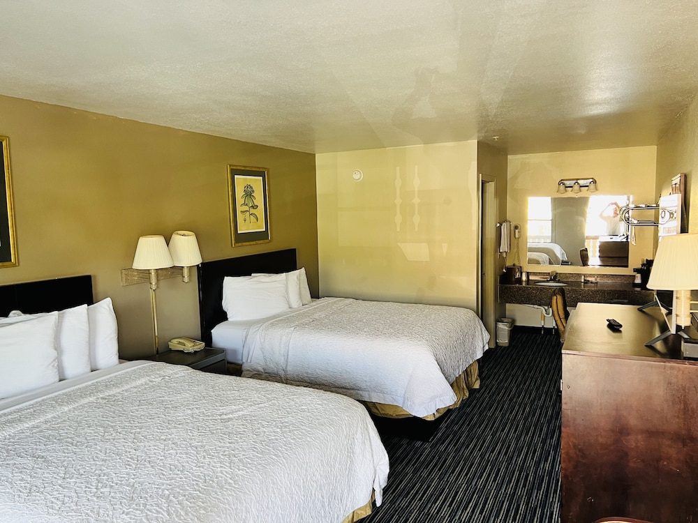 Basic Double Room, 2 Queen Beds, Non Smoking photo 2