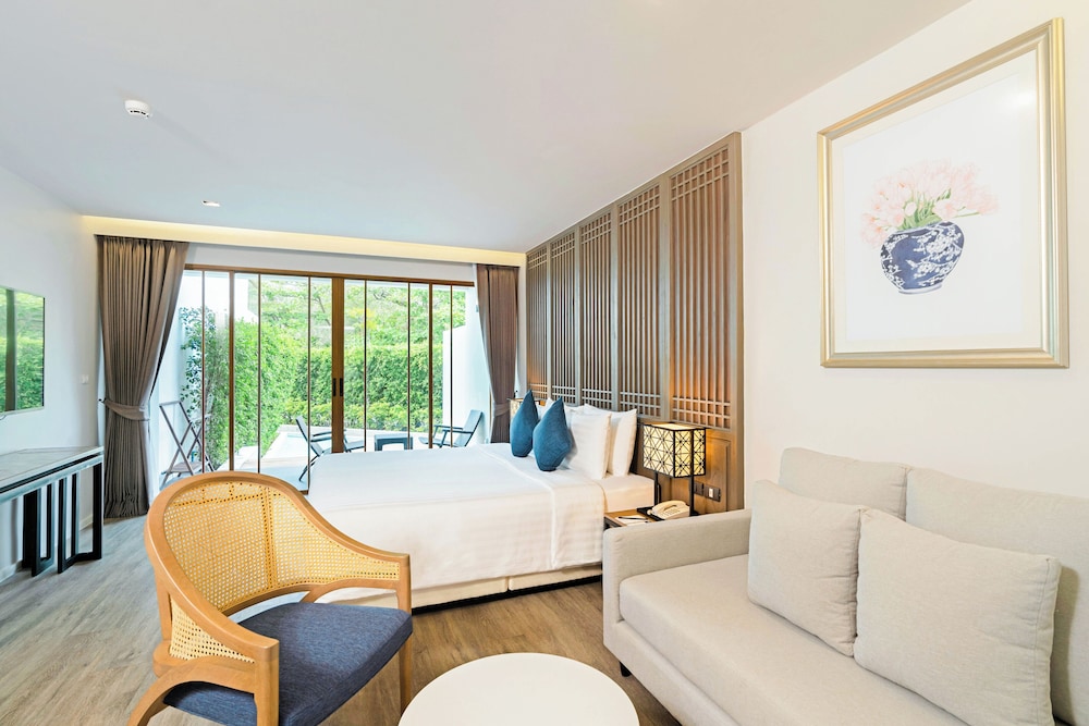 Grand Deluxe Pool Access