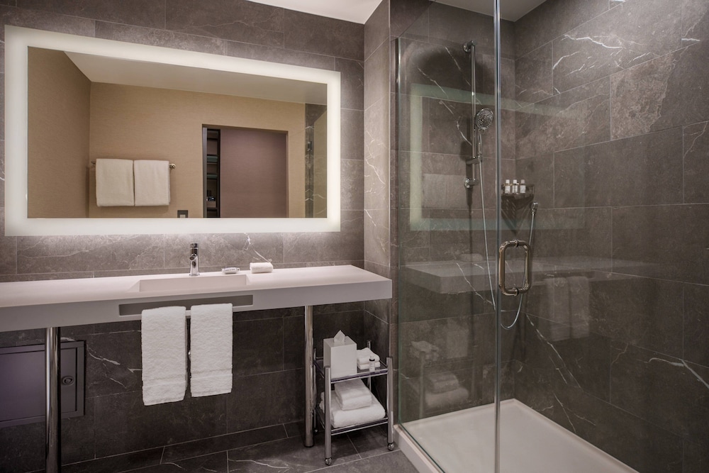 Premium Room, 1 King Bed (View) - Photo 3