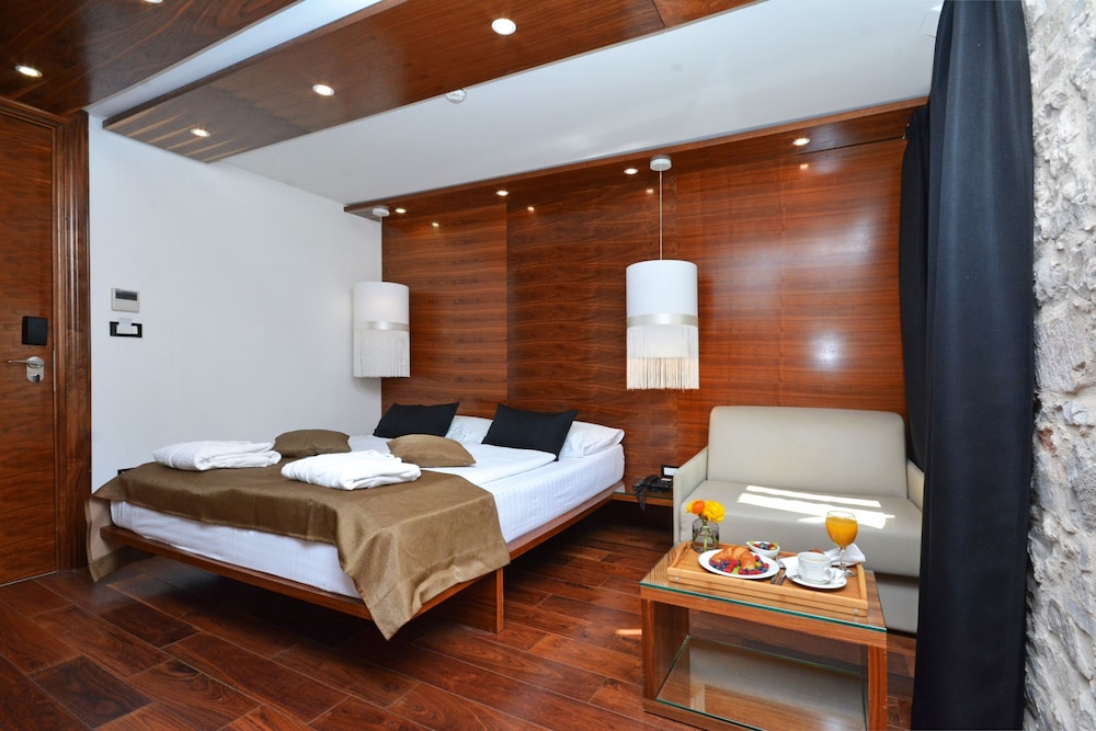 Deluxe Double or Twin Room - Photo 12