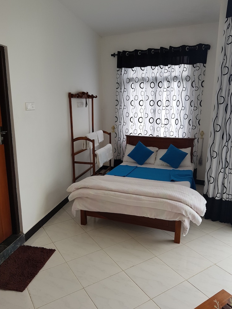 Family Room, Multiple Beds, Mountain View photo 2