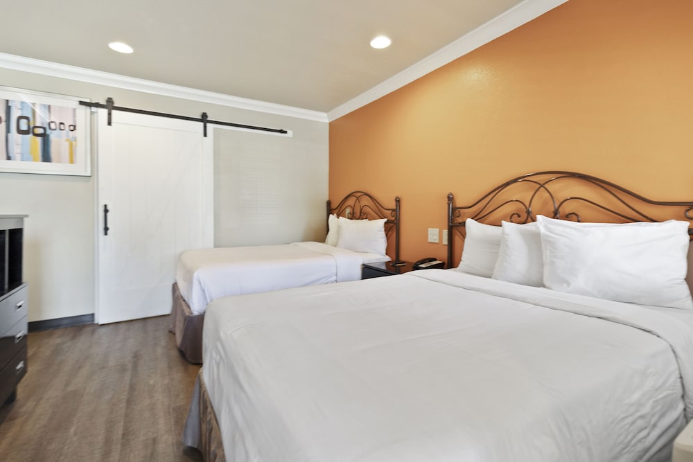 Deluxe Room, 2 Double Beds, Non Smoking, Ground Floor - Photo 7