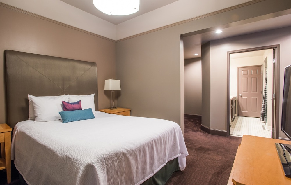 Signature Queen Suite photo 2