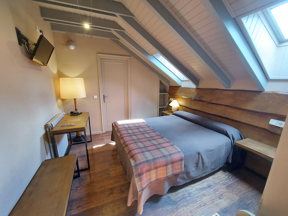 Small attic double room - Photo 1