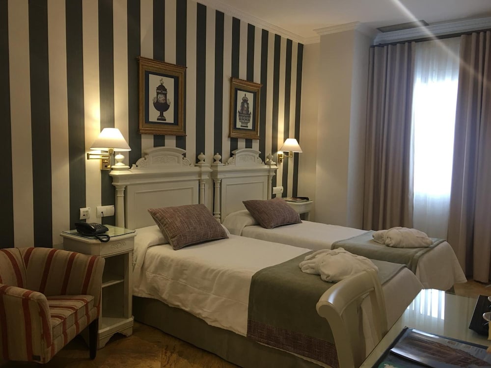 Standard Twin Room - Photo 20