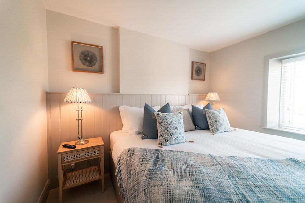 Deluxe Double Room, Ensuite, Partial Sea View (Super King - Twin - Sea) - Photo 1