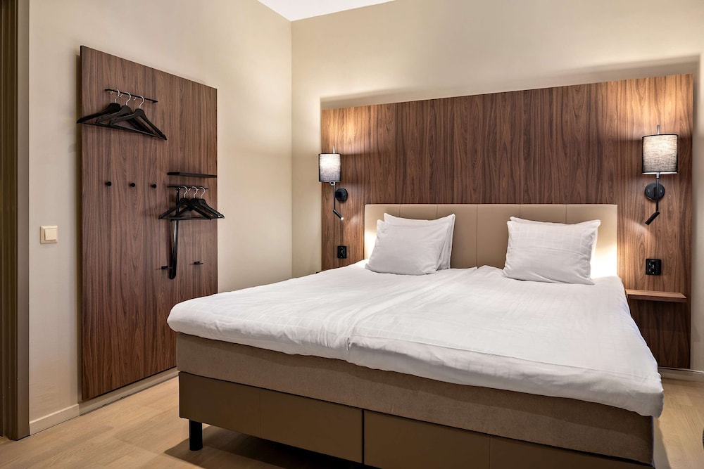 Standard Room, 1 King Bed, Non Smoking - Photo 2