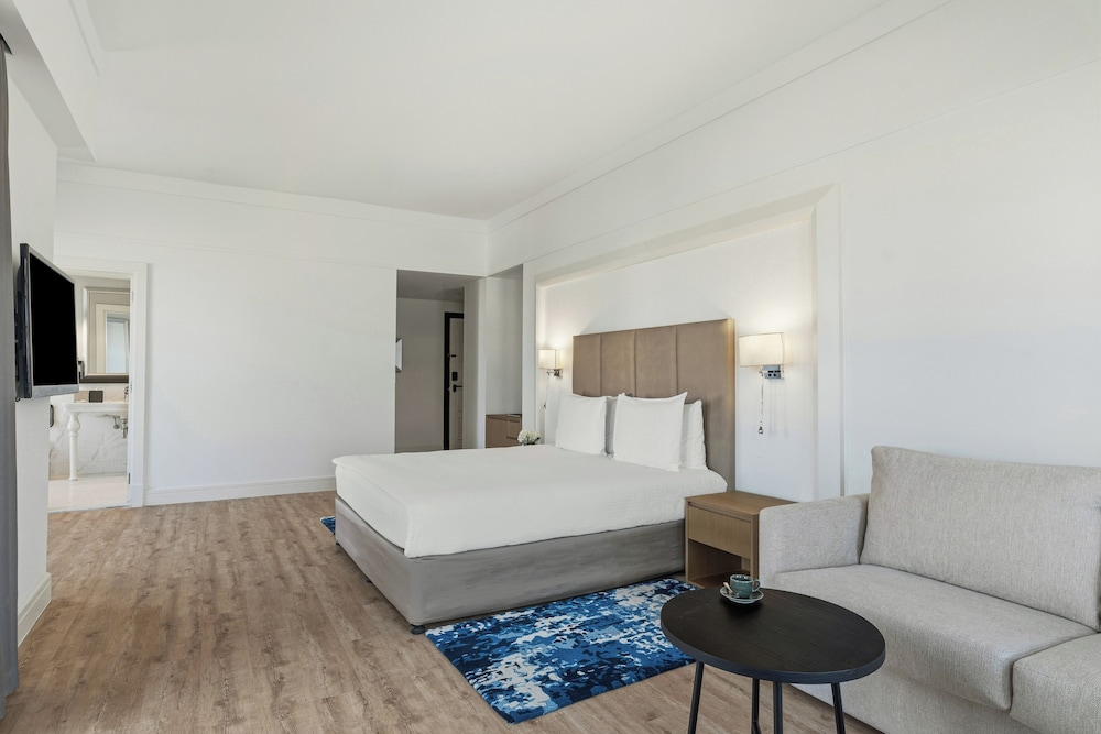 Premium Room, 1 King Bed, Sea View photo 2