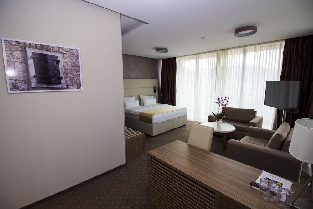 Suite, Balcony, City View photo 2