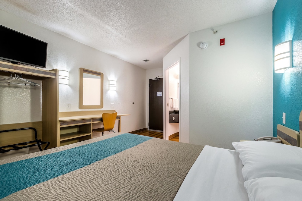Standard Room, 1 Double Bed, Accessible, Non Smoking photo 3