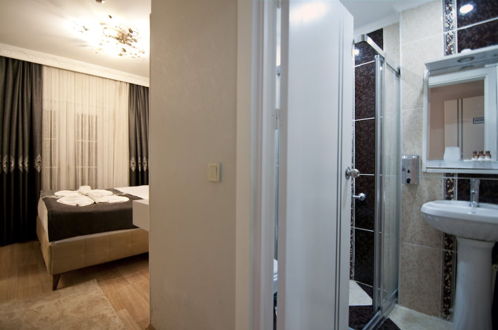 Economic Double Room with Balcony Lower Floor photo 3
