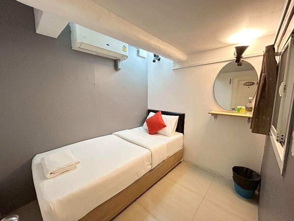 Basic Single Room with Shared Bathroom