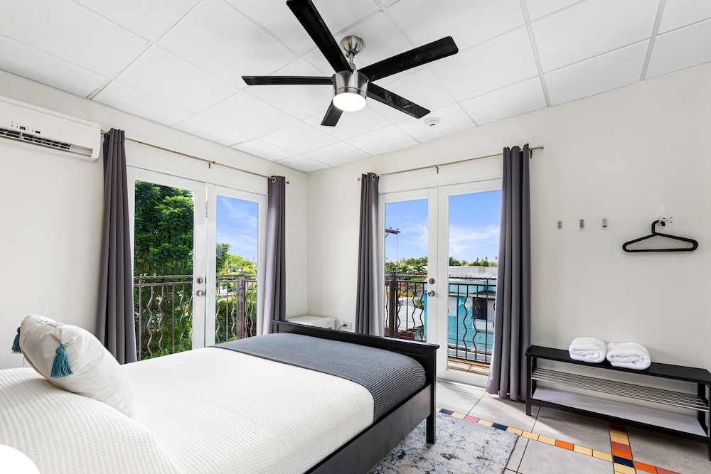 Room, Balcony, City View photo 1