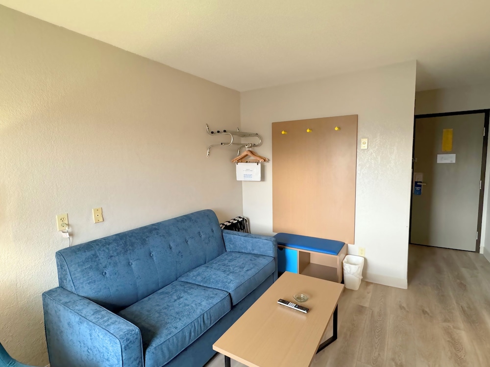 Suite, 1 King Bed, Refrigerator & Microwave photo 3