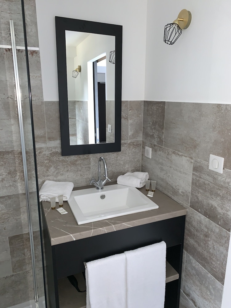 Standard Double Room - Photo 10