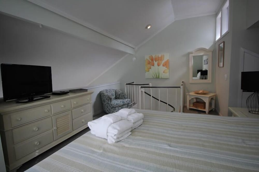 Condo, 1 King Bed with Sofa bed, Balcony photo 2