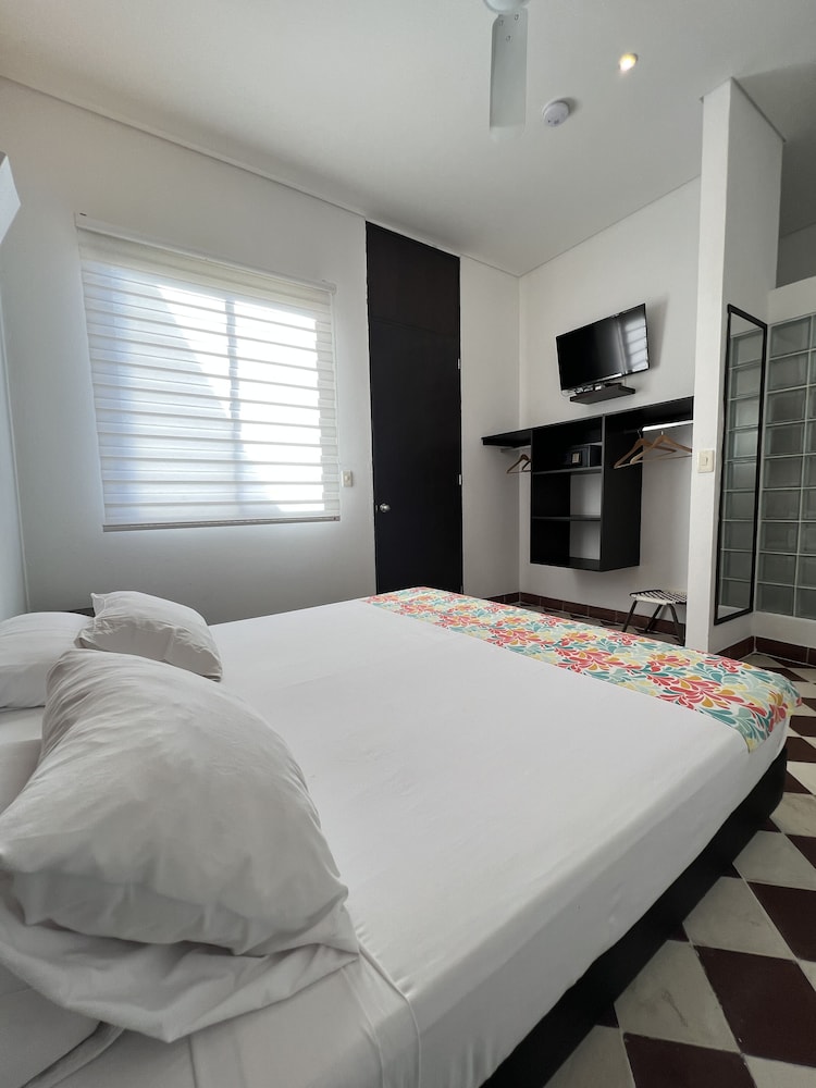 Comfort Room, 1 Queen Bed, Non Smoking, Terrace photo 1