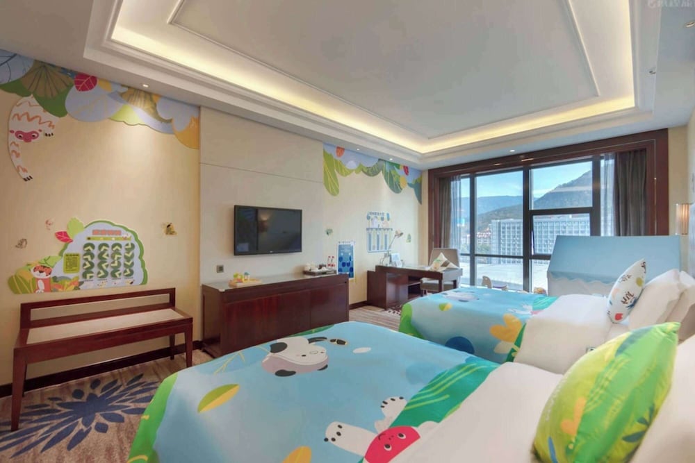 Family Room, 2 Queen Beds, Non Smoking