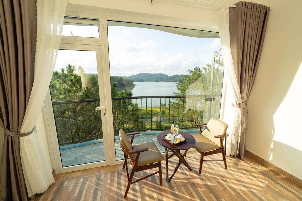 Deluxe Room, Lake View - Photo 4