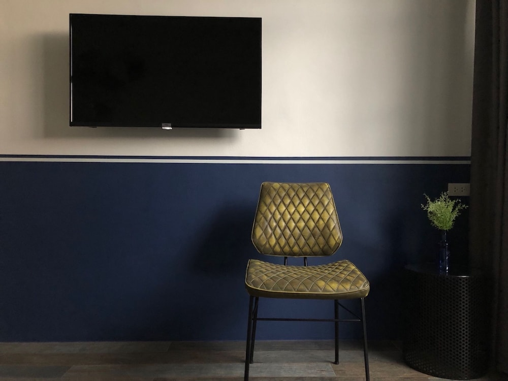 Twin Room (Free Netflix) photo 2