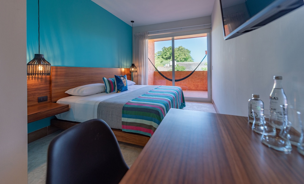 Basic Room, 1 King Bed, Balcony photo 3