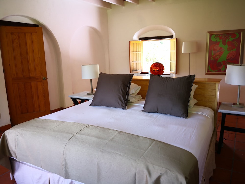 Premium Suite, 1 King Bed, Hill View photo 1