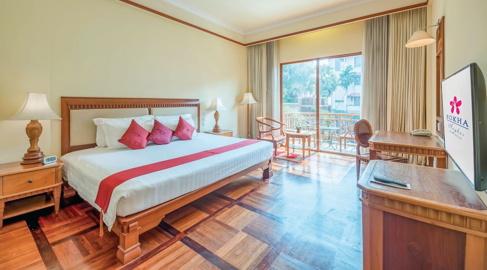 Deluxe Double Room Pool View - Photo 2