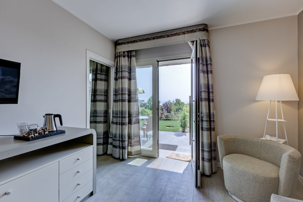 Royal Suite, Jetted Tub photo 3