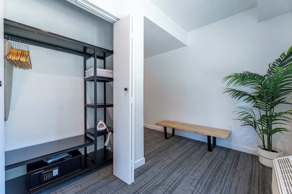 Deluxe Room, 1 King Bed, Non Smoking, Balcony - Photo 5
