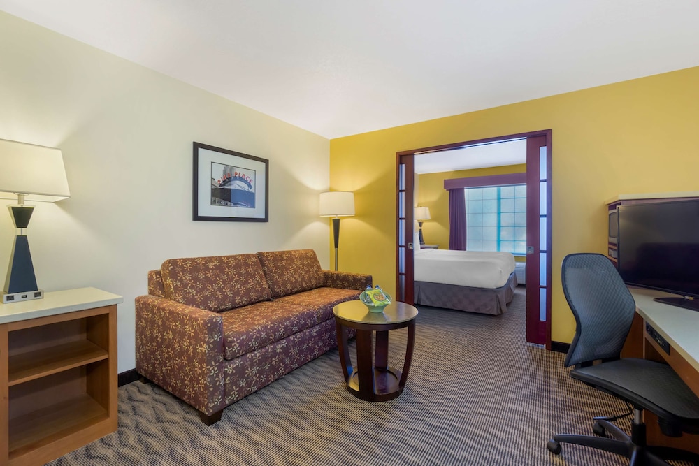 Suite, 1 King Bed, Non Smoking, Refrigerator & Microwave (with Sofabed) photo 1