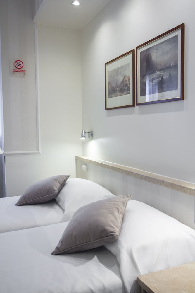 Standard Double or Twin Room thumbnail 5