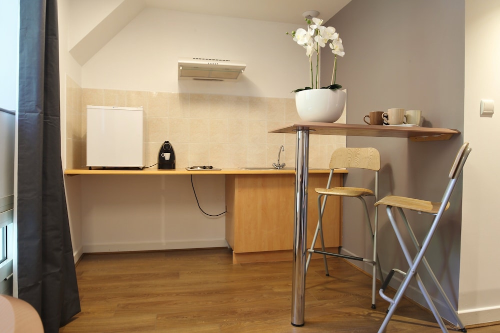 Family Room, Multiple Beds, Kitchen - Photo 5