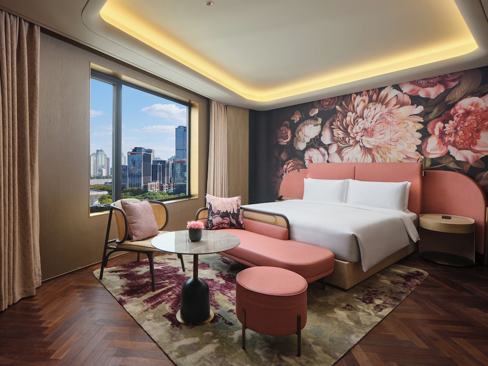 Deluxe City View Queen Room photo 1
