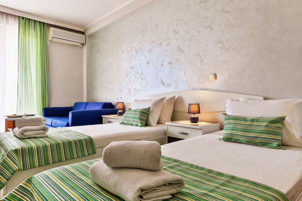 Standard Triple Room, Balcony, Sea View photo 3