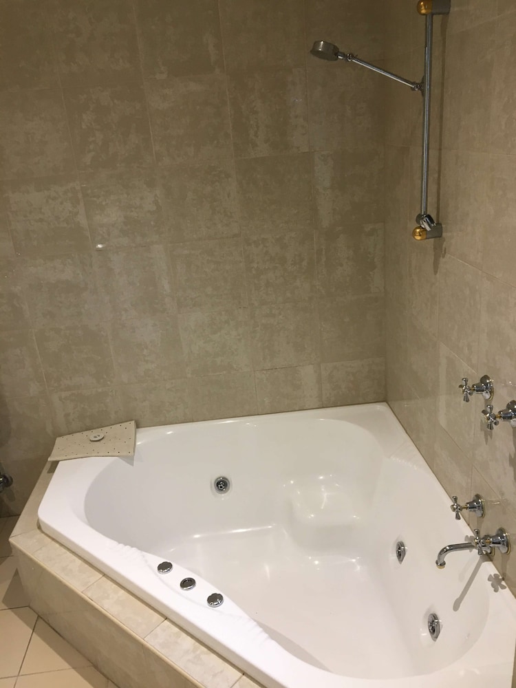 Executive Loft, 1 Queen Bed, Non Smoking, Jetted Tub - Photo 5