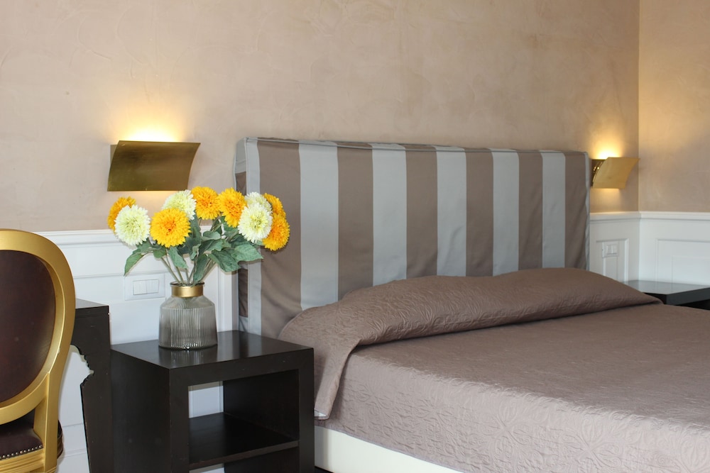 Classic Double Room, 1 King Bed photo 3