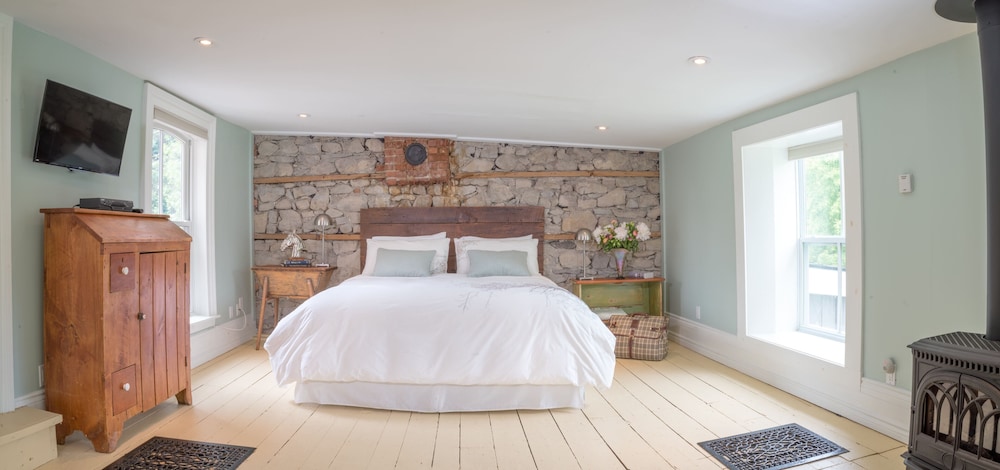 Grand Room, 1 King Bed, Private Bathroom, Garden View photo 1