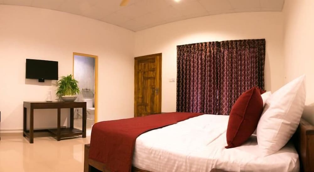 Economy Double Room, 1 Bedroom, Pool View photo 2